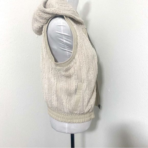 Maurices Faux Fur Hooded Vest size Large - Picture 4 of 12